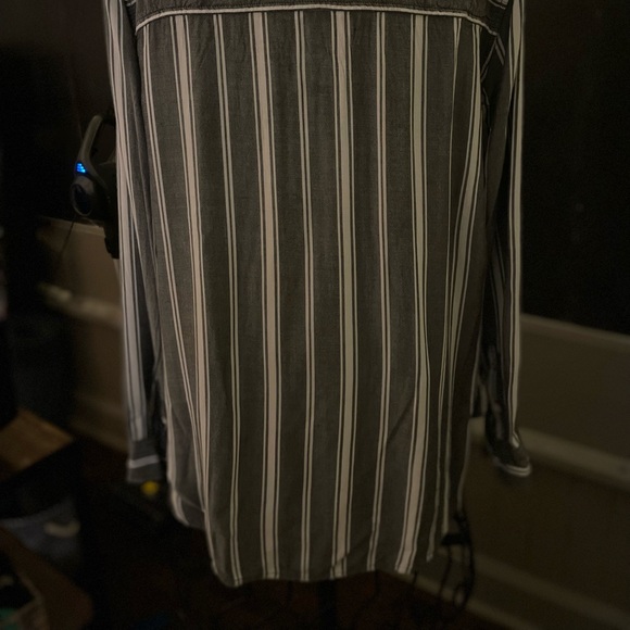 AE oversized button up xs. Excellent condition barely worn - Picture 3 of 4